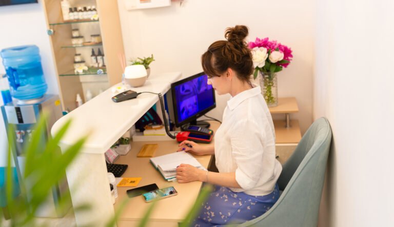 Itens que contribuem para conforto e funcionalidade em ambientes produtivos