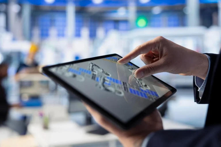 digitalizacao industrial vantagens competitivas para empresas mao tocando tablet dados digitalizacao