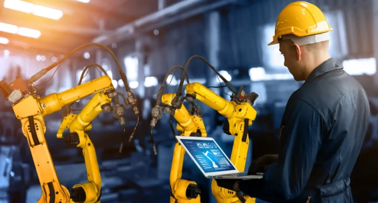 industria 4 0 tendencias para os proximos anos engenheiro monitorando robos industriais