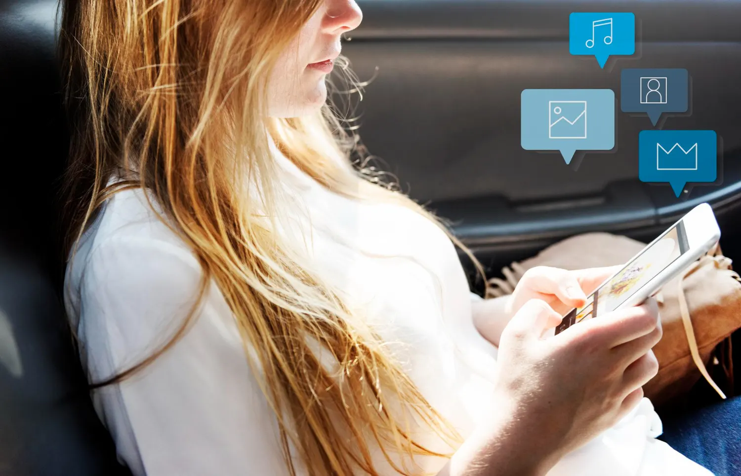 geo guia pratico para marcas aparecerem nas respostas de assistentes de ia mulher usando tablet icon