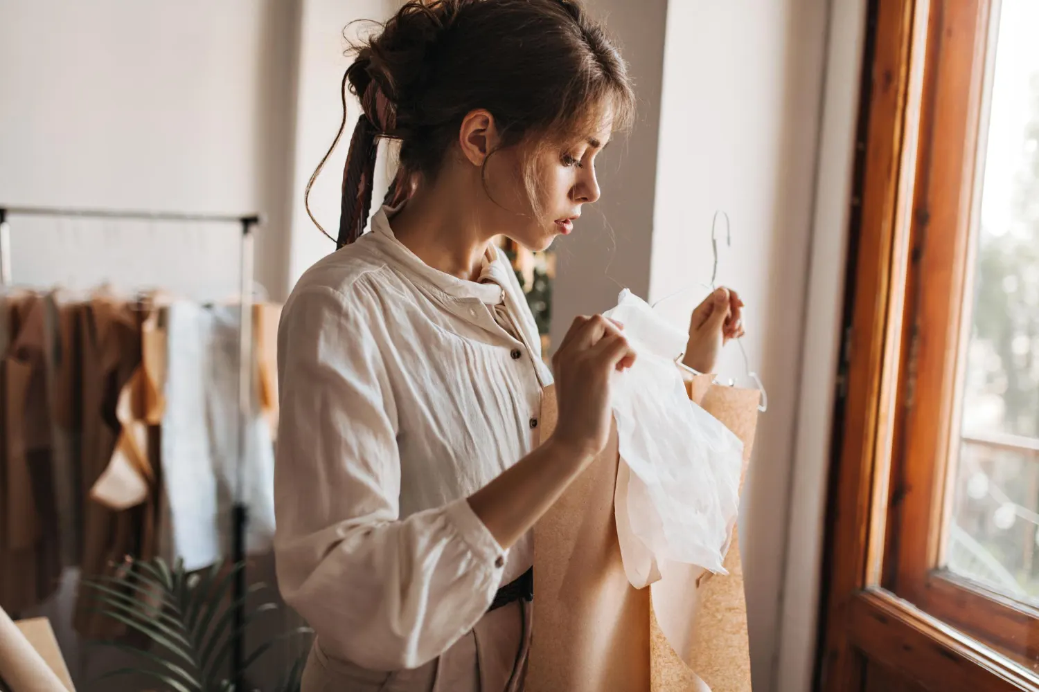 moda pratica como montar looks versateis para diferentes ocasioes mulher ajustando blusa branca em c